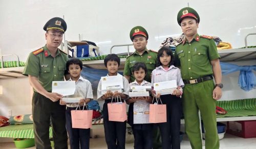 Cán bộ Công an xã Avương thăm, tặng quà cho các “Em nuôi của Đoàn”.