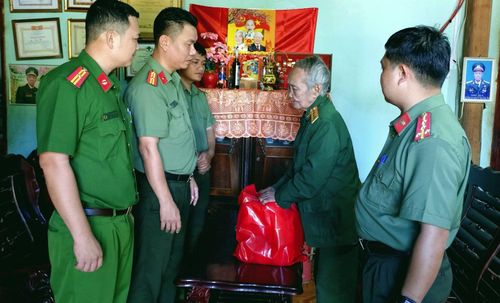 Công an xã Avương thăm, tặng quà Anh hùng lực lượng vũ trang nhân dân Arất Blư.
