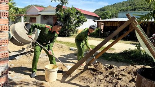 Cán bộ Công an xã Avương tích cực tham gia “Chiến dịch Quang Trung” hỗ trợ người dân vùng thiên tai xây mới, sửa chữa nhà.