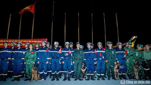 Cán bộ, chiến sĩ Đoàn CNCH Việt Nam tại sân bay Nội Bài.