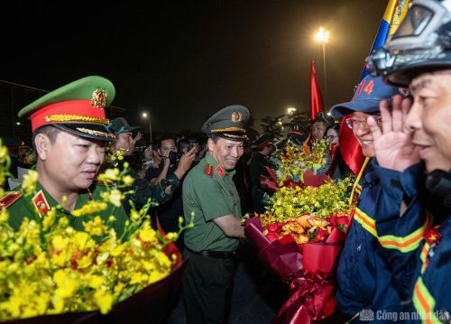  Thượng tướng Lê Văn Tuyến, Thứ trưởng Bộ Công an chúc mừng các thành viên trong Đoàn CNCH Việt Nam hoàn thành xuất sắc nhiệm vụ quốc tế trở về. 