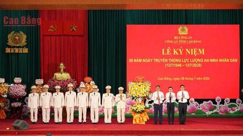 Lãnh đạo tỉnh tặng hoa chúc mừng lực lượng An ninh Công an tỉnh.