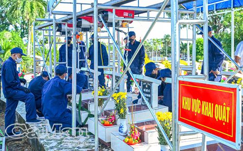 Lực lượng chuyên trách tiến hành khai quật lấy mẫu HCLS.