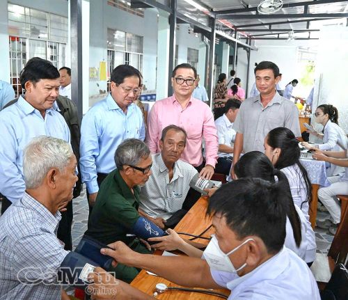 Đồng chí Lê Thanh Triều, Ủy viên Ban Thường vụ Tỉnh ủy, Phó Chủ tịch Thường trực Ủy ban MTTQ Việt Nam tỉnh Cà Mau, thăm hỏi người dân tham gia khám sức khỏe tại Xã Lương Thế Trân.