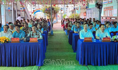 Đồng chí Huỳnh Hữu Trí, Ủy viên Ban Thường vụ Tỉnh ủy, Chủ nhiệm Ủy ban Kiểm tra Tỉnh ủy (hàng đầu, thứ hai từ phải sang) và đại biểu tham dự lễ ra quân tại xã Vĩnh Hậu.
