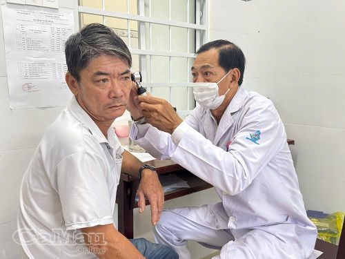 Bác sĩ tại Trạm Y tế xã Vĩnh Hậu khám sức khỏe cho người dân.