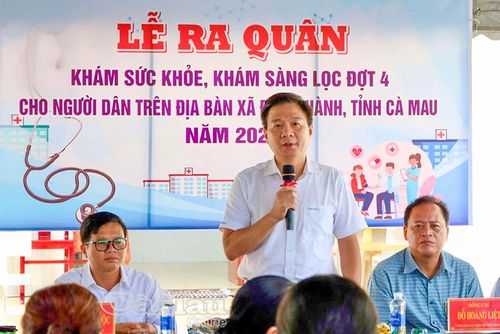 Đồng chí Nguyễn Bình Tân, Ủy viên Ban Thường vụ Tỉnh ủy, Phó Trưởng đoàn chuyên trách Đoàn đại biểu Quốc hội tỉnh, phát biểu tại lễ ra quân khám sức khỏe cho người dân tại xã Định Thành.