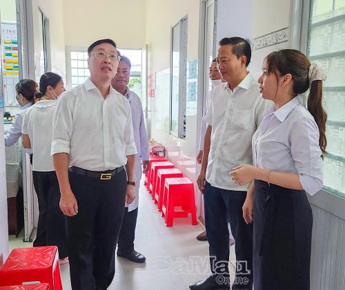 Đồng chí Huỳnh Hữu Trí, Ủy viên Ban Thường vụ Tỉnh ủy, Chủ nhiệm Ủy ban Kiểm tra Tỉnh ủy, khảo sát thực tế tại Trạm Y tế xã Vĩnh Hậu.
