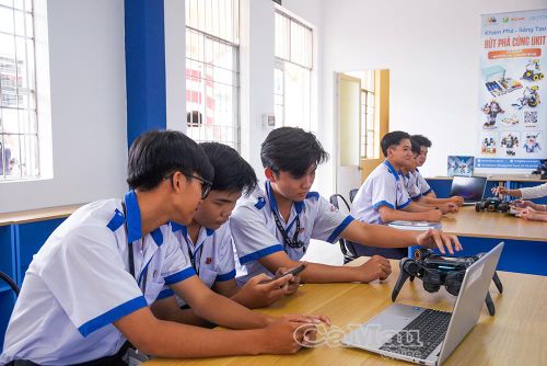 Phòng học thực hành giáo dục STEM tại Trường THPT Võ Văn Kiệt, xã Phước Long, góp phần nâng cao chất lượng giáo dục và thúc đẩy chuyển đổi số trong nhà trường.