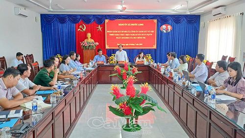 Đồng chí Lê Thanh Triều, Ủy viên Ban Thường vụ Tỉnh ủy, Phó Chủ tịch Thường trực Ủy ban MTTQ Việt Nam tỉnh Cà Mau, đề nghị xã Phước Long tiếp tục phối hợp chặt chẽ với các sở, ngành để thực hiện hiệu quả Nghị quyết 57, đặc biệt là nâng cao chất lượng nguồn nhân lực.