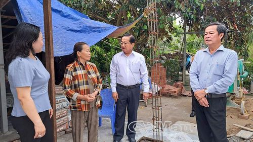 Đồng chí Lê Thanh Triều, Ủy viên Ban Thường vụ Tỉnh ủy, Phó Chủ tịch Thường trực Ủy ban MTTQ Việt Nam tỉnh Cà Mau (thứ hai từ phải sang), kiểm tra tiến độ xây dựng nhà ở cho gia đình bà Huỳnh Thị Sương, hộ cận nghèo ở ấp Vĩnh Lộc.