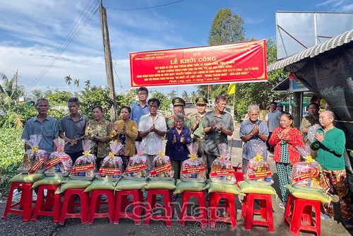 Lãnh đạo địa phương và các đơn vị trao quà cho các hộ gia đình có hoàn cảnh khó khăn trên địa bàn xã Phước Long.