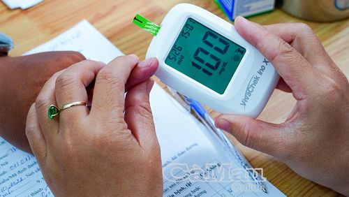 Người dân được kiểm tra đường huyết.