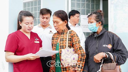 Nhân viên y tế Phòng khám Đa khoa Hòa Minh hướng dẫn người dân thực hiện các bước khám sức khỏe.