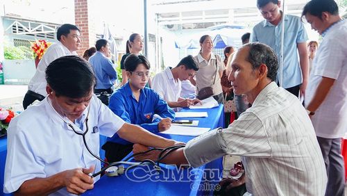 Lực lượng y, bác sĩ các đơn vị y tế khám sức khỏe cho người dân ngay sau lễ ra quân.