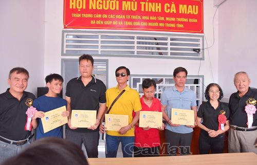 Các học viên được trao chứng chỉ hoàn thành khóa tập huấn.
