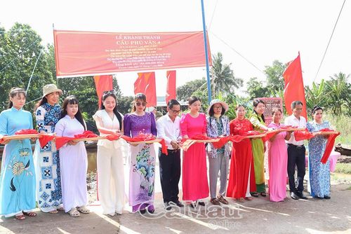 Đại biểu và các mạnh thường quân thực hiện nghi thức cắt băng khánh thành cầu giao thông nông thôn tại Ấp 9, xã Khánh Lâm.