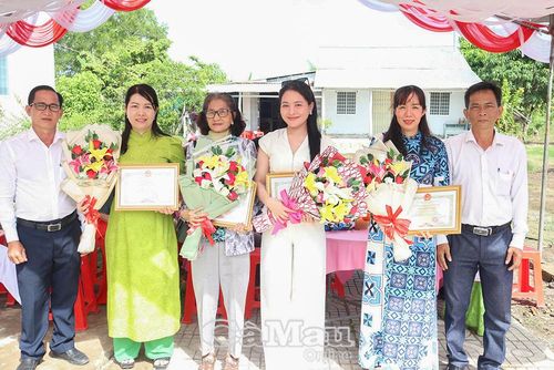 Lãnh đạo UBND xã Khánh Lâm trao bảng ghi nhận “Tấm lòng vàng” và tặng hoa tri ân các mạnh thường quân đã đồng hành xây dựng công trình.