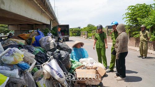 Lực lượng công an và trật tự đô thị phường Bạc Liêu tiến hành làm việc và yêu cầu người phụ nữ chấm dứt hành vi tập kết rác trái phép dưới chân cầu Tôn Đức Thắng.