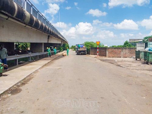 Khu vực dưới chân cầu Tôn Đức Thắng (phường Bạc Liêu) được quét dọn sạch sẽ, trả lại đường thông hè thoáng cho người dân lưu thông an toàn.