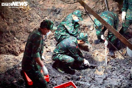 Công tác tìm kiếm, quy tập hài cốt liệt sĩ tại Công viên Lê Thị Riêng sáng 11/7.