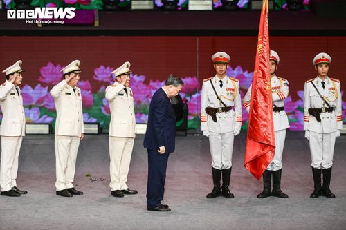 Tổng Bí thư Tô Lâm trao tặng Huân chương Sao Vàng lần thứ 5 cho lực lượng Công an Nhân dân trong Lễ kỷ niệm 80 năm Ngày Truyền thống Công an Nhân dân ngày 17/8/2025.