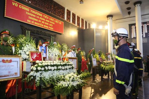 Những chiến sĩ cảnh sát PCCC đến tiễn đưa những người đồng đội đã từng cùng nhau vào sinh ra tử, đẩy lùi ”giặc lửa“.