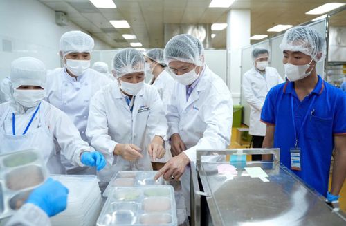 Đoàn kiểm tra liên ngành an toàn thực phẩm của thành phố Hà Nội kiểm tra tại một đơn vị cung cấp suất ăn ở xã Nội Bài. Ảnh: Phương Thu