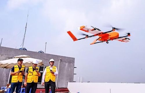 Bệnh viện Đa khoa Đức Giang và Tổng công ty Bưu điện Việt Nam phối hợp triển khai mô hình “Ứng dụng thiết bị bay không người lái trong vận chuyển y tế”. Ảnh: Thành Đạt
