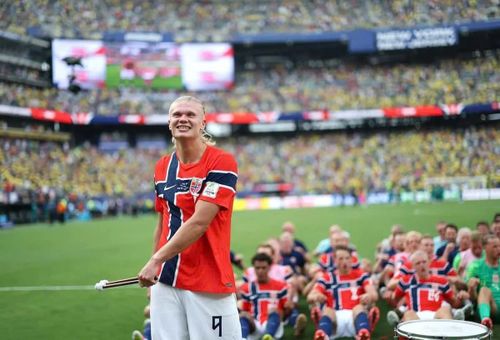 Tiền đạo Erling Haaland cùng các đồng đội thực hiện “Viking Row” ngay trên sân cỏ. Ảnh: FIFA