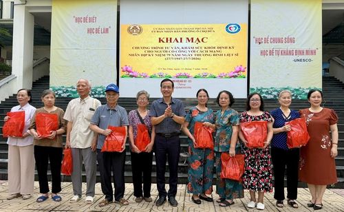 Ông Khuất Ngọc Trường, Trưởng phòng Văn hóa - Xã hội phường Ô Chợ Dừa trao quà tri ân tới đại diện người có công với cách mạng. Ảnh: Võ Giang