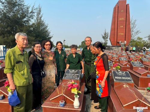 Ông Vương Văn Thảo (ngoài cùng bên trái) cùng các đồng đội thắp hương tri ân liệt sĩ. Ảnh: MT