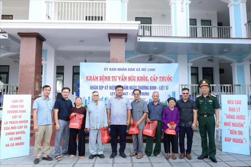 Sau khi hoàn thành các danh mục khám, đối tượng chính sách được cấp phát thuốc miễn phí. Ảnh: PV