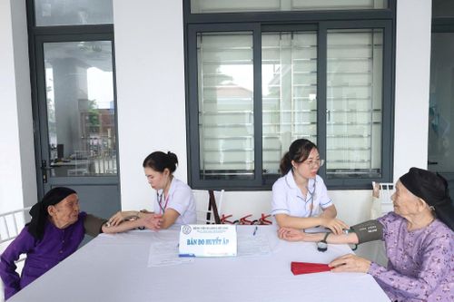 Đối tượng chính sách được khám nội tổng quát, khám ngoại và khám chuyên khoa. Ảnh: PV