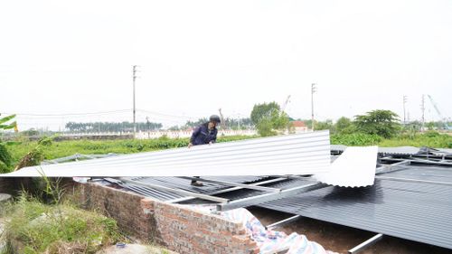 Lực lượng chức năng xã Hoài Đức tổ chức cưỡng chế, tháo dỡ công trình trái phép trên đất nông nghiệp tại thôn Nội. Ảnh: HĐ