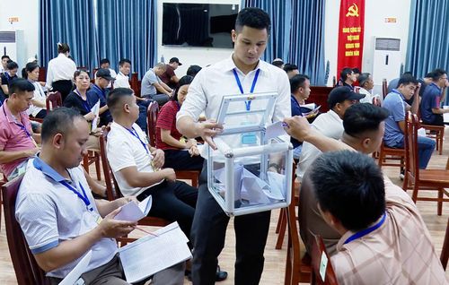 Khách hàng tham gia phiên đấu giá đất tại xã Ứng Hòa. Ảnh: Đức Duy