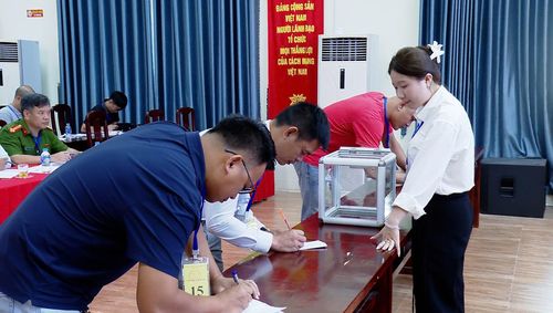Khách hàng ký xác nhận vào phiếu đấu giá đất. Ảnh: Đức Duy