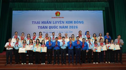 Hội đồng Đội Trung ương trao Bằng khen cho 20 trại sinh có thành tích xuất sắc. Ảnh: Phan Tuấn