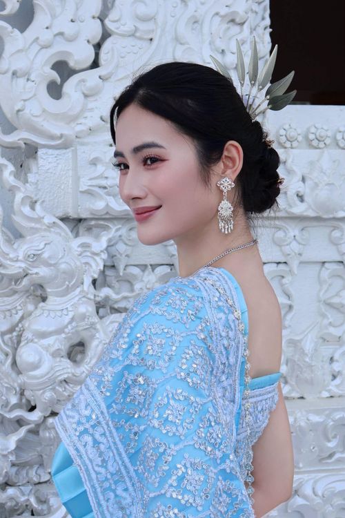 Không chỉ lựa chọn phong cách hiện đại quen thuộc, nàng hậu sinh năm 2002 gây ấn tượng khi hóa thân thành thiếu nữ Thái Lan trong bộ trang phục truyền thống đầy duyên dáng.