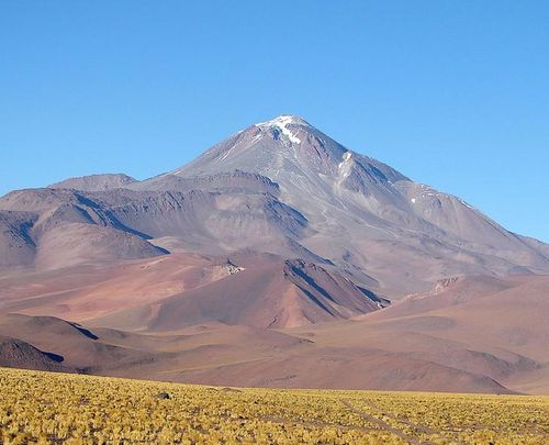 Đỉnh núi lửa Llullaillaco thuộc dãy Andes Trung, nơi có độ cao chạm ngưỡng gần 6.739 mét so với mực nước biển. Ảnh: Wikimedia