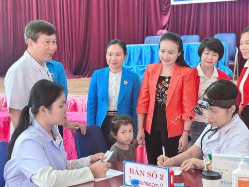 Ông Lê Văn Tráng, Phó Giám đốc Bệnh viện Nhi Thanh Hóa tại chương trình khám bệnh cho trẻ em tỉnh Hủa Phăn.