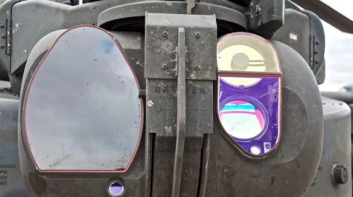 Camera hồng ngoại nhìn trước (FLIR) cho phép phát hiện mục tiêu thông qua tín hiệu nhiệt thay vì ánh sáng nhìn thấy. Hệ thống quan sát của phi công hoạt động theo chuyển động đầu, giúp quan sát chiến trường trong đêm như điều kiện ban ngày.