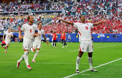 Jude Bellingham ăn mừng bàn thắng thứ hai cùng với Harry Kane và John Stones. Nguoonff: Reuters.