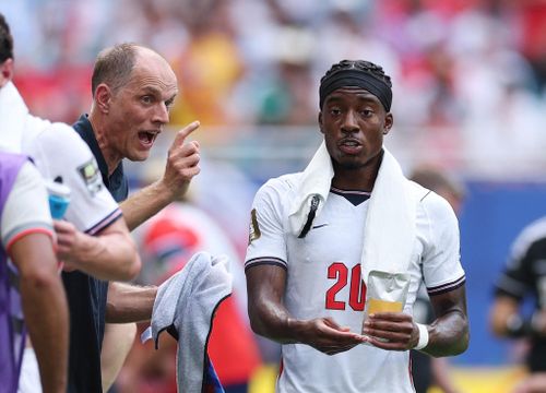  Tuchel chỉ đạo riêng Madueke ở quãng nghỉ uống nước. Ảnh: Reuters. 