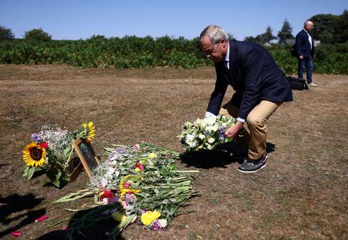  Lãnh đạo đảng Reform UK Nigel Farage cựu bộ trưởng và thành viên đảng Reform UK Ann Widdecombe ở Haytor, Anh, ngày 11/7. Ảnh: Reuters. 