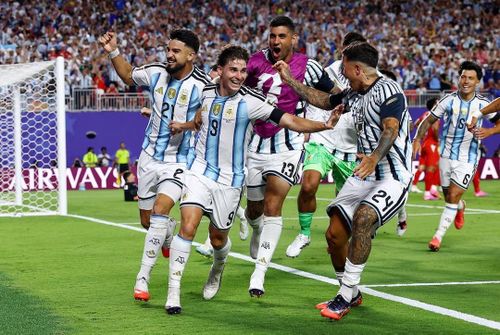 Argentina vượt qua 10 người Thụy Sĩ. Ảnh: Reuters