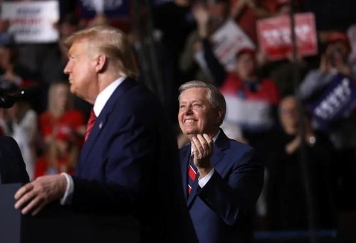  Thượng nghị sĩ Lindsey Graham vỗ tay tán thưởng khi Tổng thống Mỹ Donald Trump tổ chức một cuộc mít tinh vận động tranh cử ở North Charleston, Nam Carolina, vào tháng 2/2020. Ảnh: Reuters.
