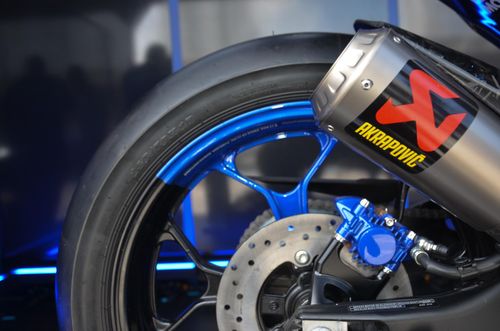  Bộ mâm đa chấu được sơn màu xanh GP đặc trưng của nhà Yamaha. Đĩa phanh được thay đổi sang dòng hiệu năng cao, kết hợp cùng kẹp phanh (heo dầu) sơn xanh. Miếng ốp nhựa che nhông xích nguyên bản cũng được thay thế bằng ốp nhôm CNC cắt khoét lỗ. 
