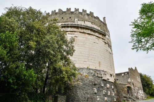Lăng mộ Caecilia Metella được xây dựng vào thế kỷ I TCN gần Rome, được xây bằng bê tông và vẫn còn tồn tại đến ngày nay. Ảnh: Mausoleums