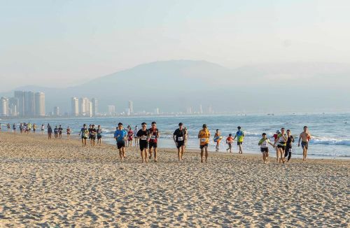 Lộ trình là 4km, người tham dự chạy dọc bờ biển từ khu vực bãi biển Cung Hội nghị Quốc tế Ariyana Đà Nẵng đến bãi biển đối diện khách sạn Mường Thanh Luxury Đà Nẵng và quay lại